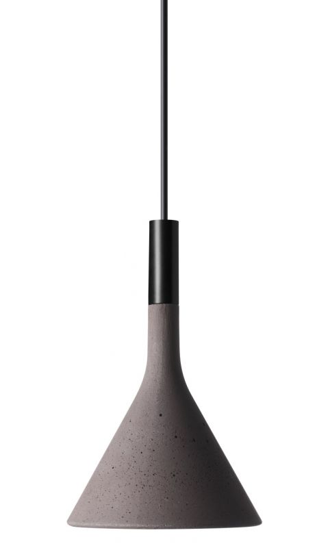 Aplomb Mini Pendelleuchte von Foscarini aus grauem Beton mit schwarzem Kabel vor weißem Hintergrund.